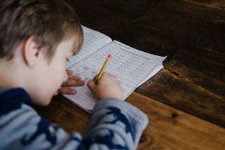 Když známka znamená víc než dítě: Školní systém likviduje potenciál dětí, místo aby rozvíjel talent - Médium.cz